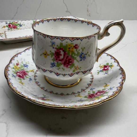 Vintage Royal Albert: 3 Piece Set - Picture 3 of 10